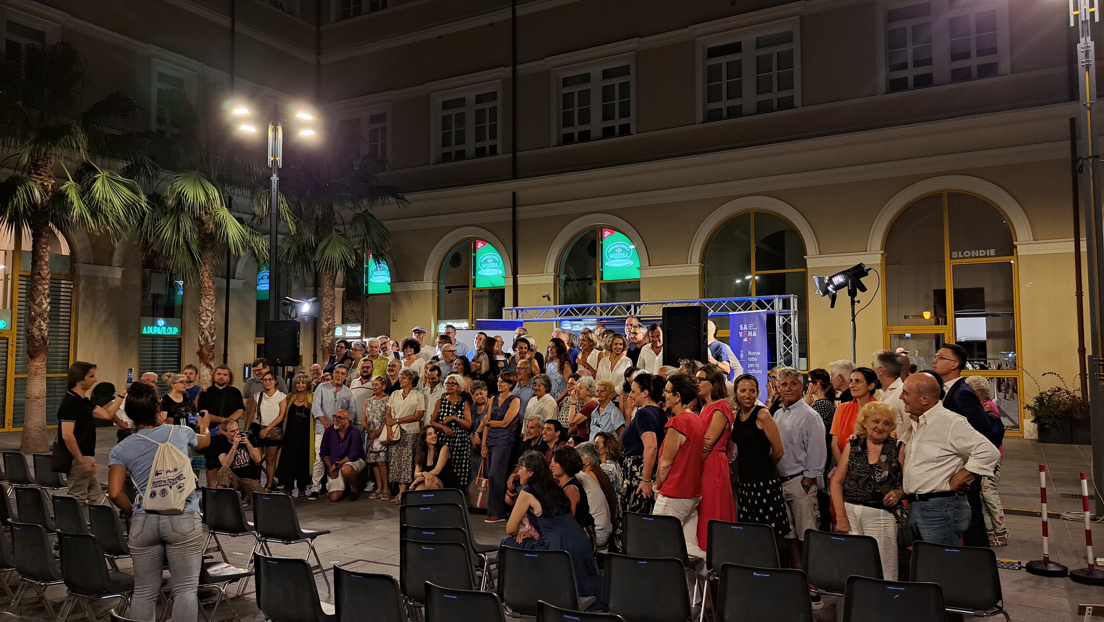 23 luglio Piazza Pertini | © Francesco Zoppi Gruppo grande di persone insieme per festeggiare la fine degli incontri tematici in Piazza Pertini | © Francesco Zoppi