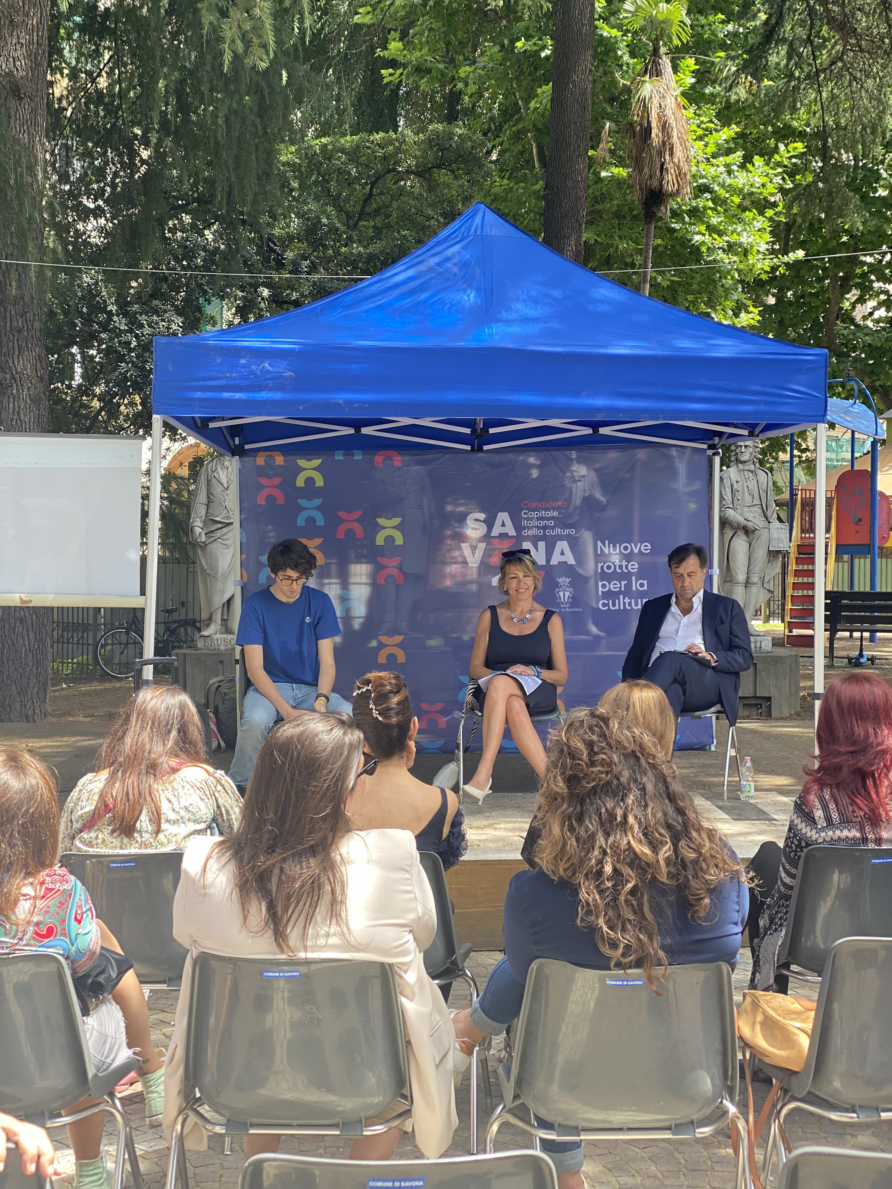 Nuove rotte per il commercio | © Beatrice Giacardi Ultimo incontro tematico sulle nuove rotte per il commercio insieme a Sindaco e ufficio di candidatura in piazza del popolo, Savona | © Beatrice Giacardi